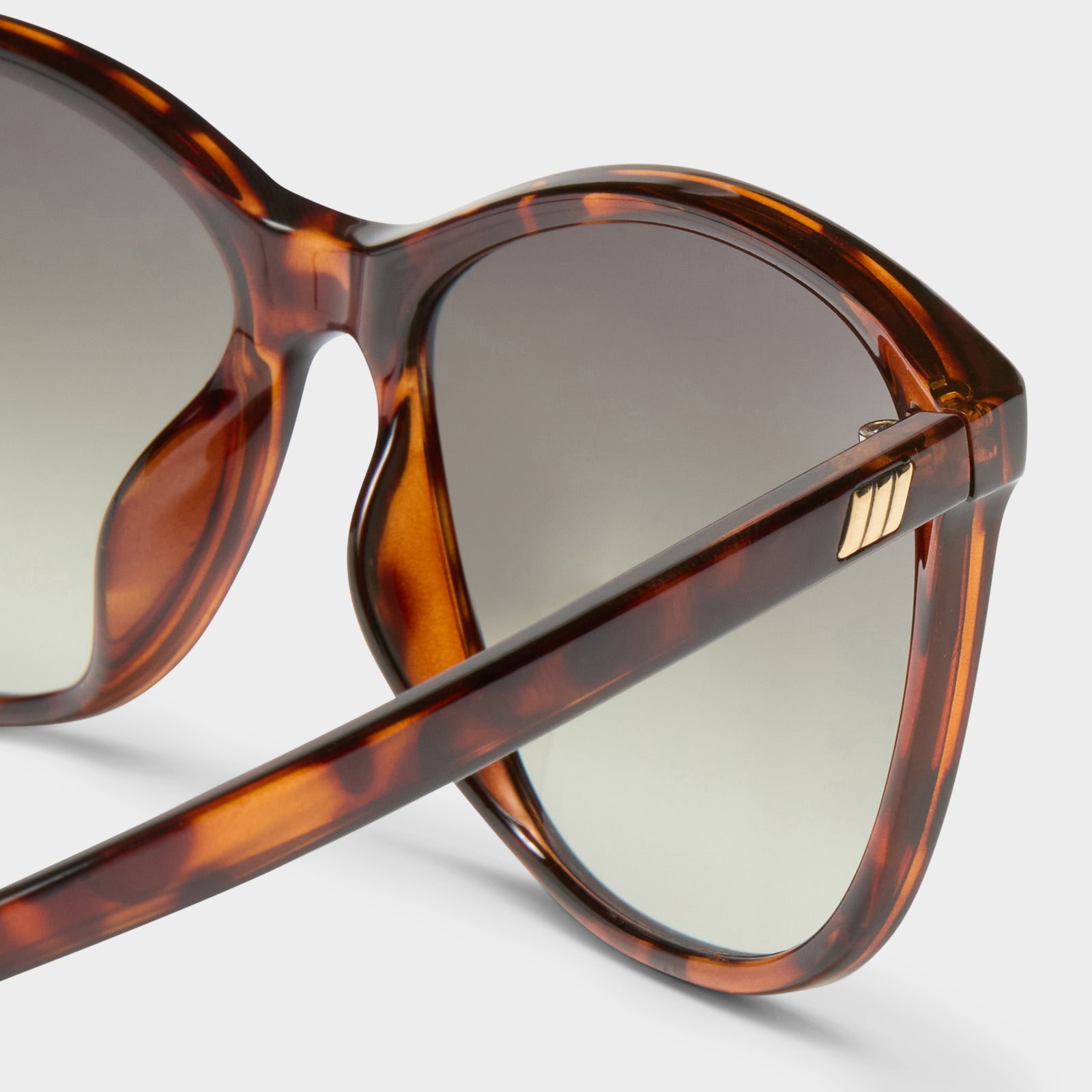 Entitlement Tort Female Cat-Eye Sunglasses | Le Specs