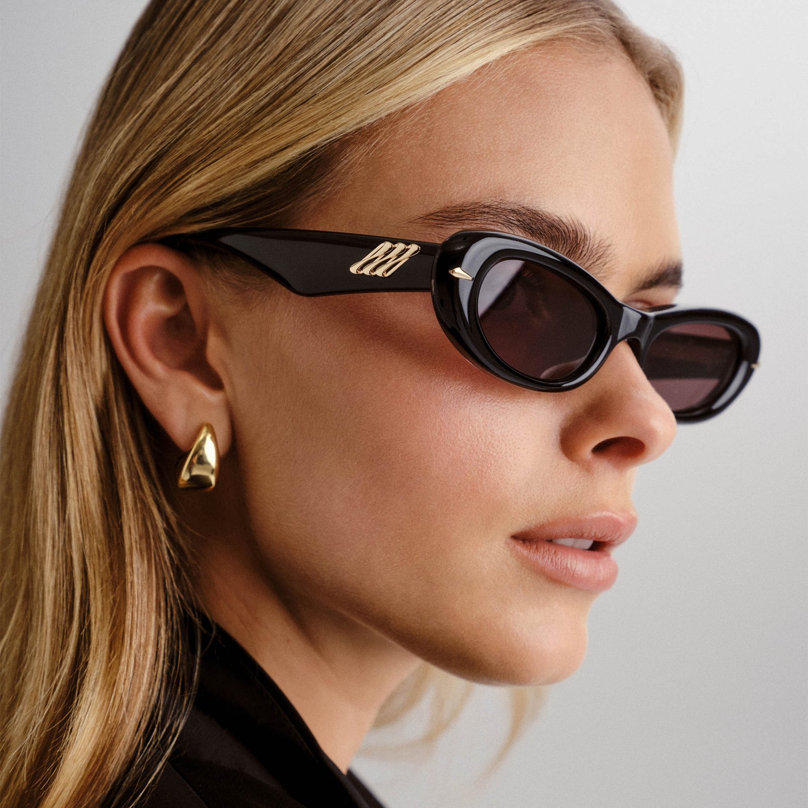 Numero Uno Obsidian Black Female Oval Sunglasses | Le Specs