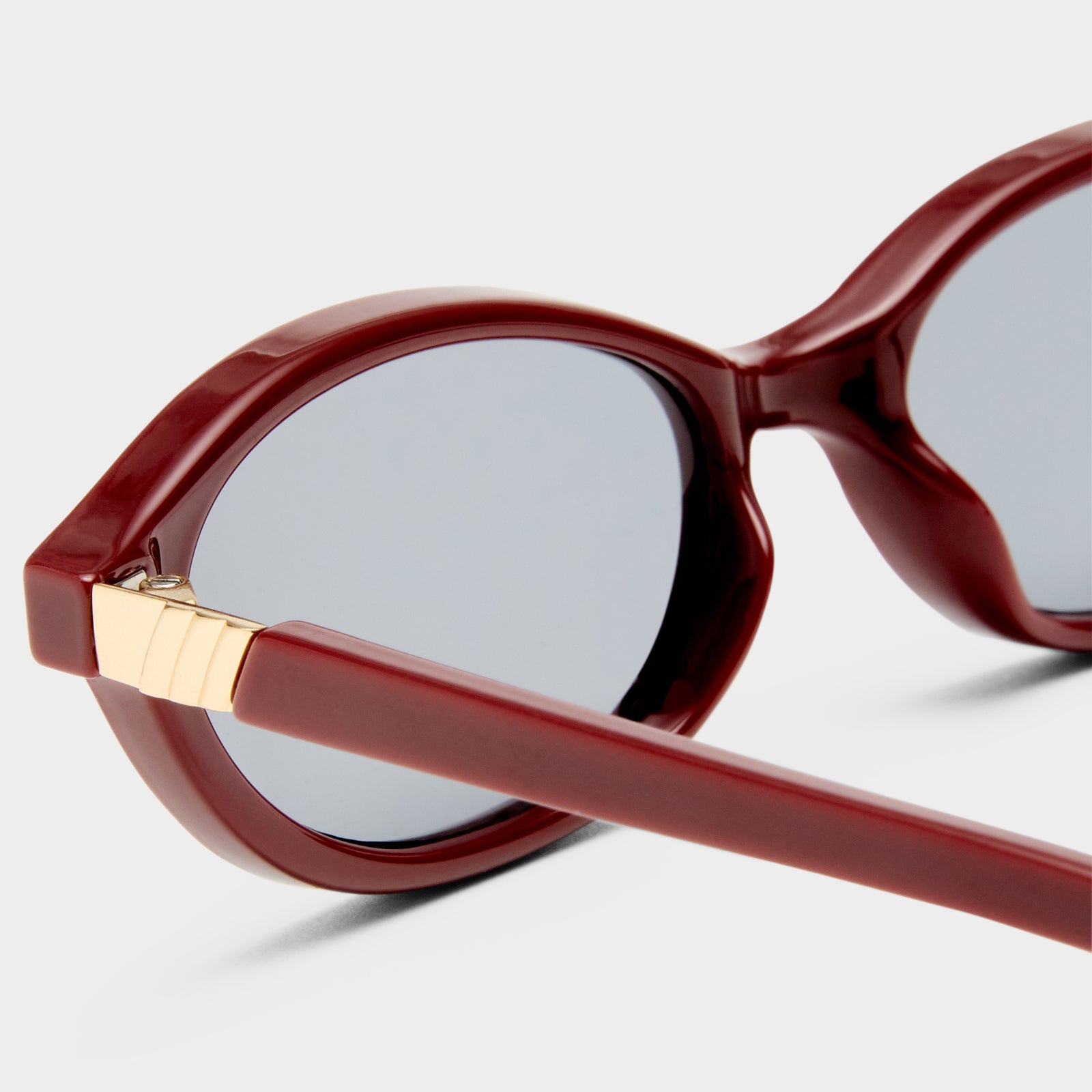 Duskfall Merlot Female Oval Sunglasses | Le Specs