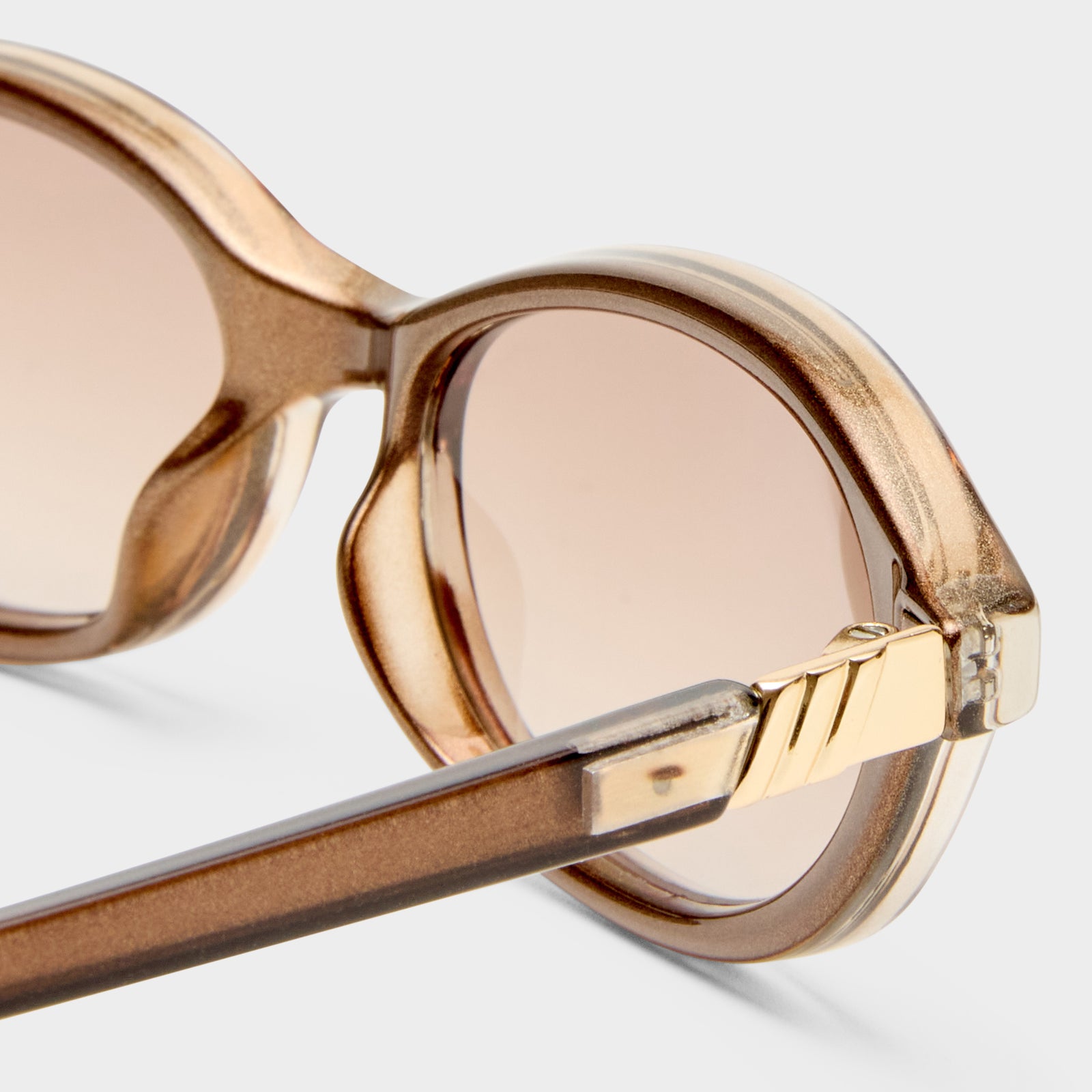 Duskfall Pearl Chocolate Female Oval Sunglasses | Le Specs