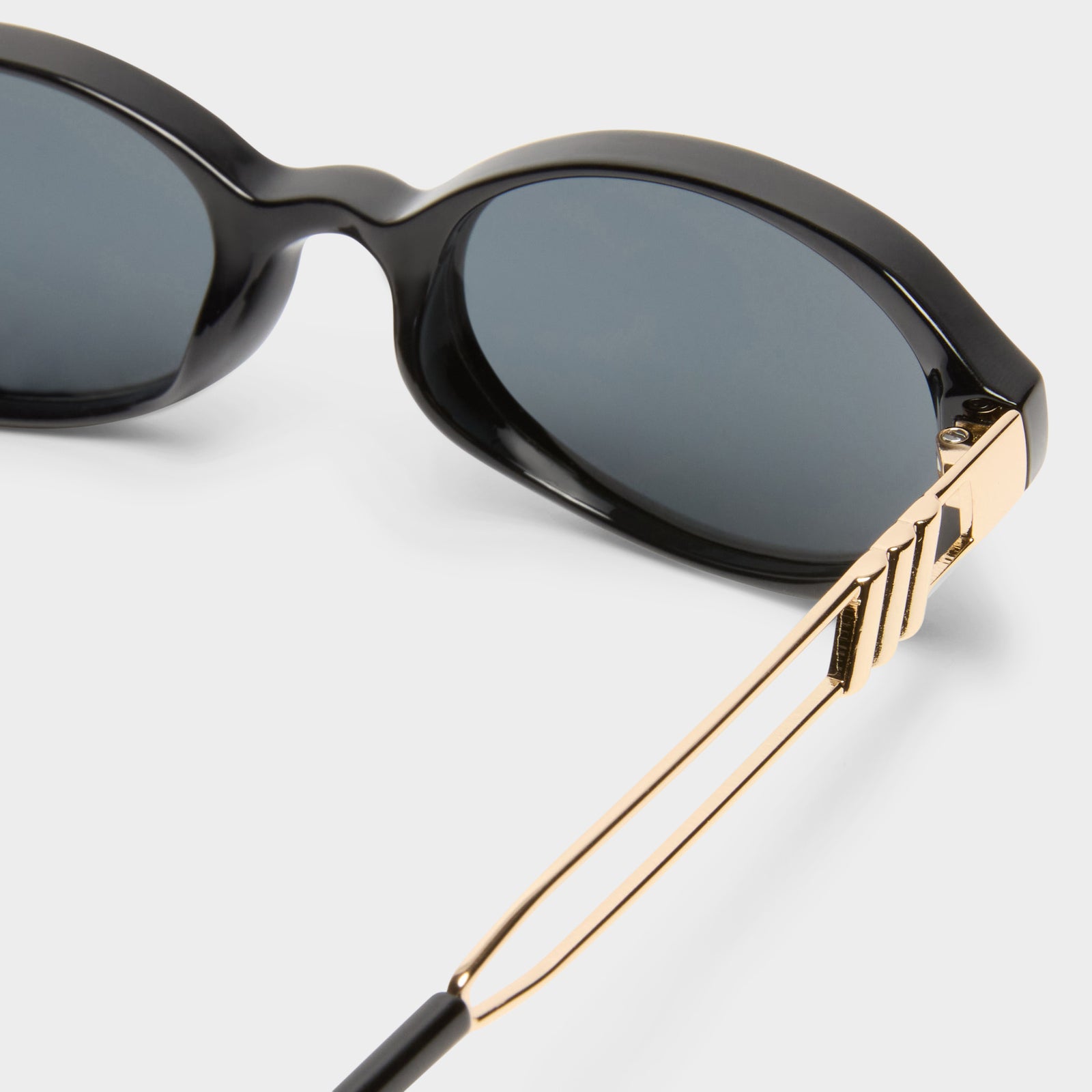 Lunita Black Female Oval Sunglasses | Le Specs