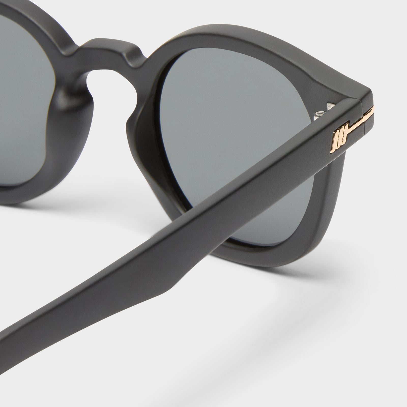 Hoodwinked Matte Black Uni-Sex Round Sunglasses | Le Specs