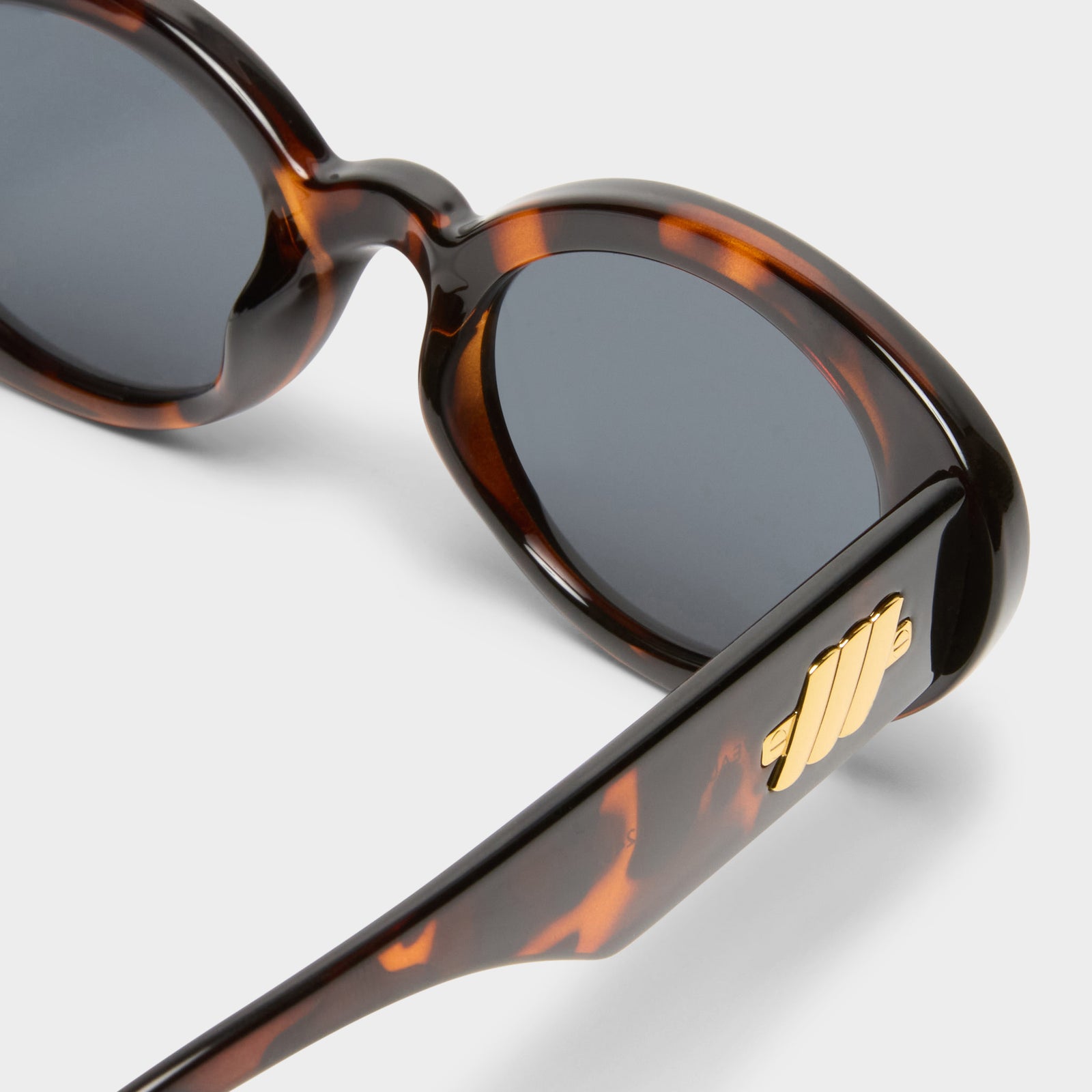 Nouveau Vie Dark Tort Female Oval Sunglasses | Le Specs
