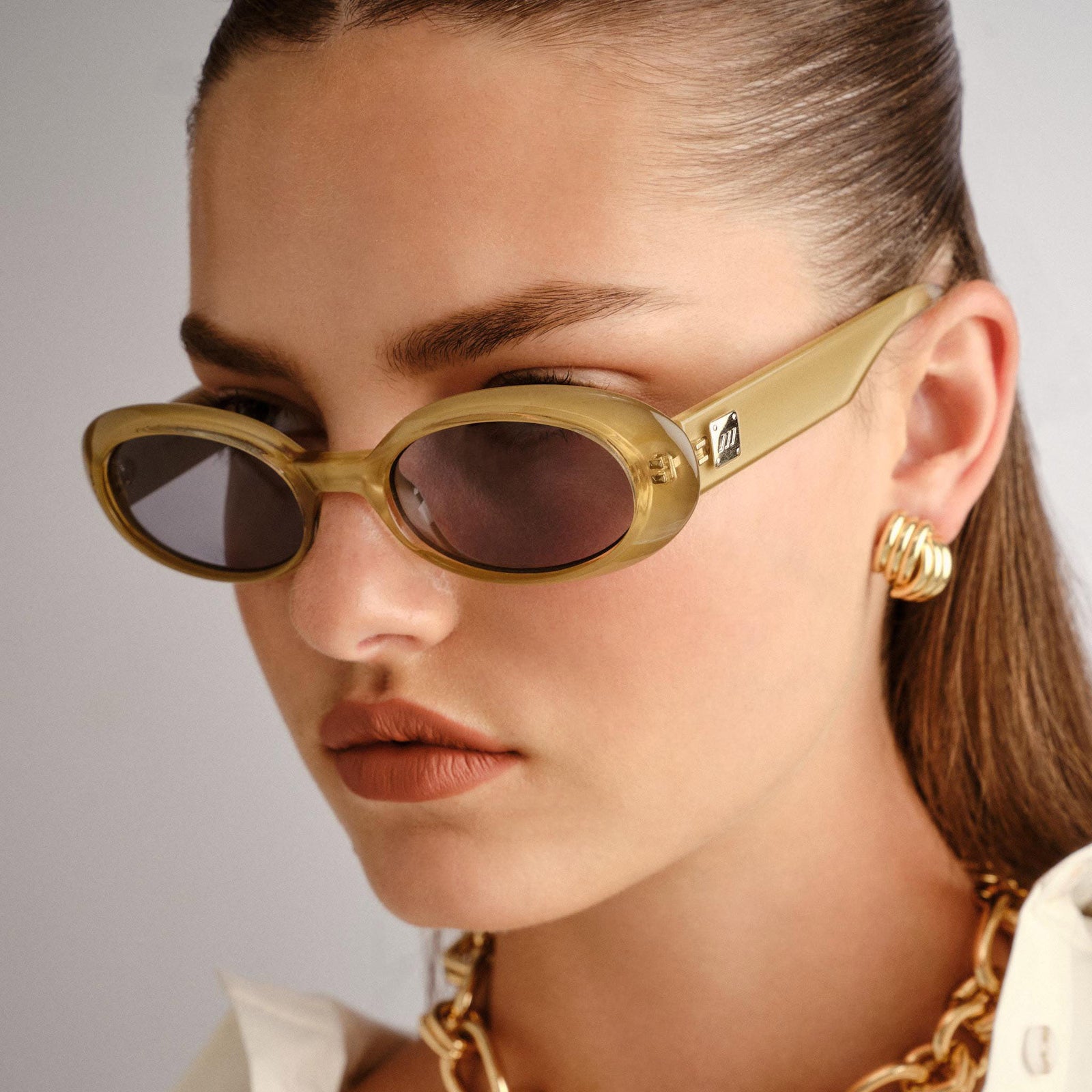Work It Champagne Pearl Female Oval Sunglasses | Le Specs