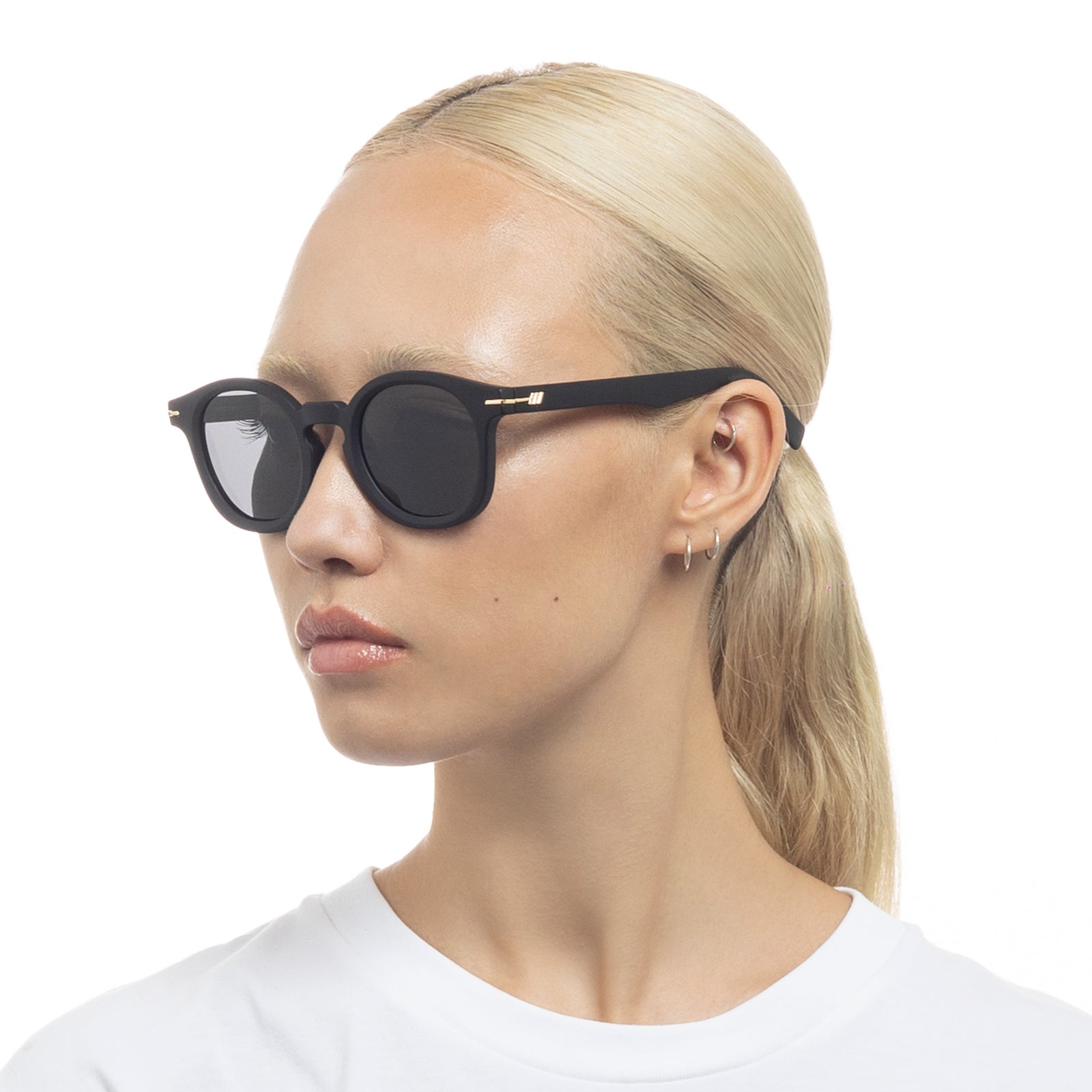 Hoodwinked Matte Black Uni-Sex Round Sunglasses | Le Specs