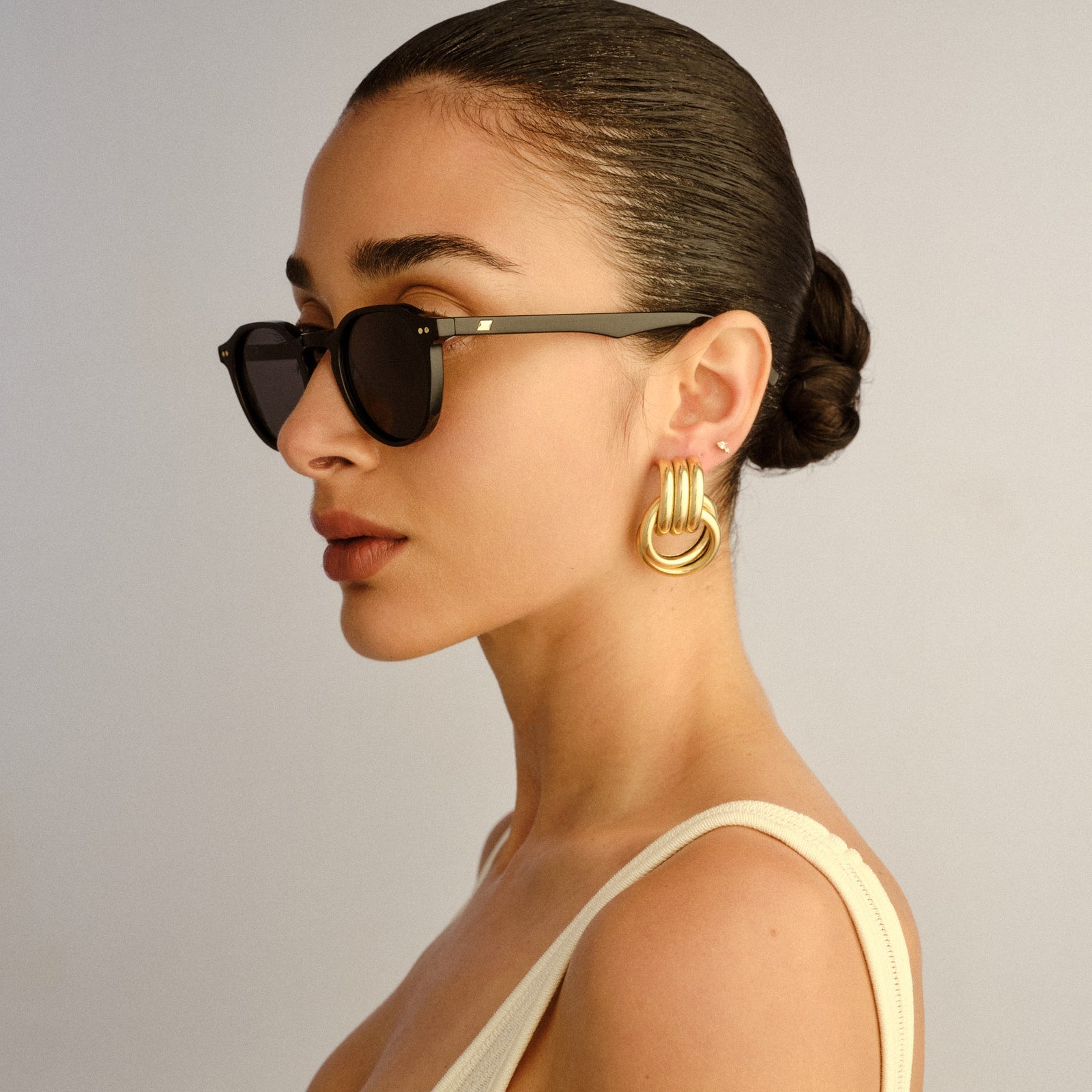 Galavant Black Uni-Sex Round Sunglasses | Le Specs