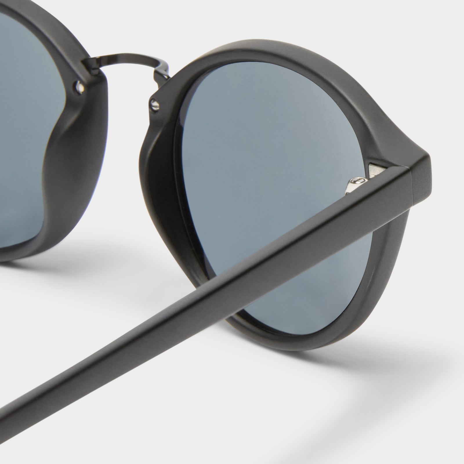 Paradox Matte Black Uni-Sex Round Sunglasses | Le Specs