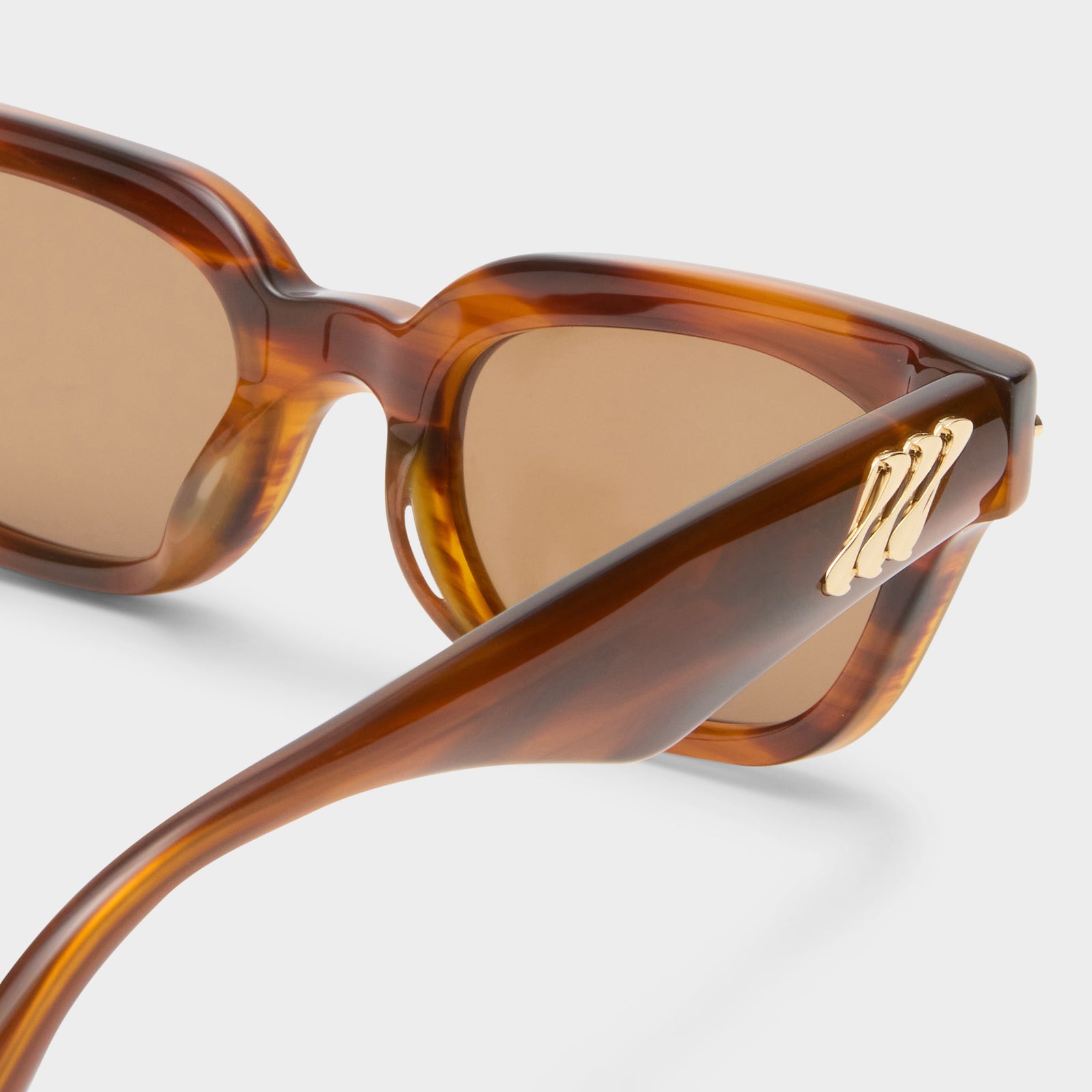 Numero Tres Teak Female D-Frame Sunglasses | Le Specs