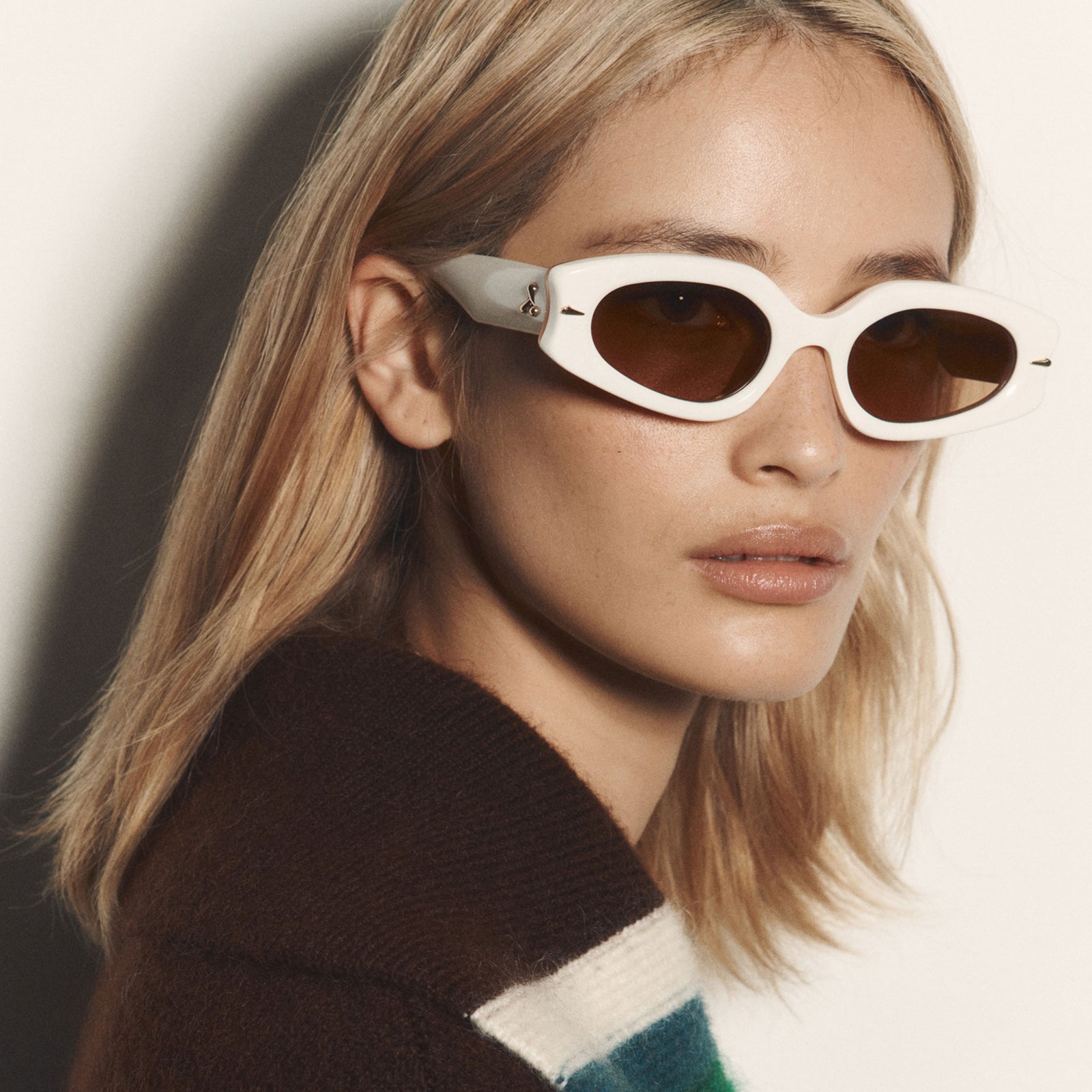 Lunar Ecru Female Oval Sunglasses | Le Specs