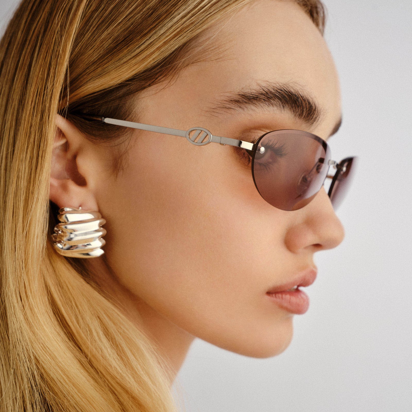 Slinky Silver Female Oval Sunglasses | Le Specs