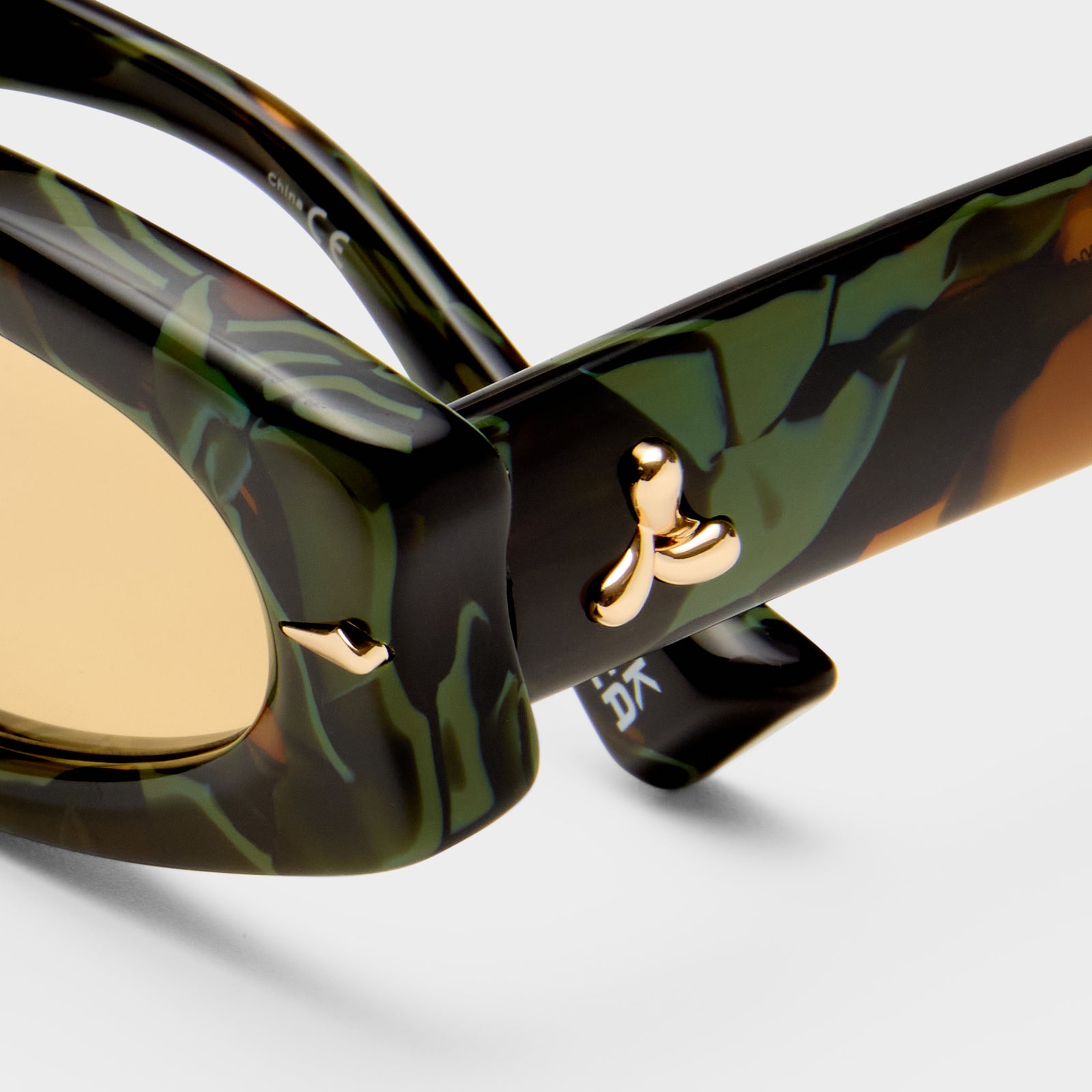 Lunar Jade Marble Female Oval Sunglasses | Le Specs