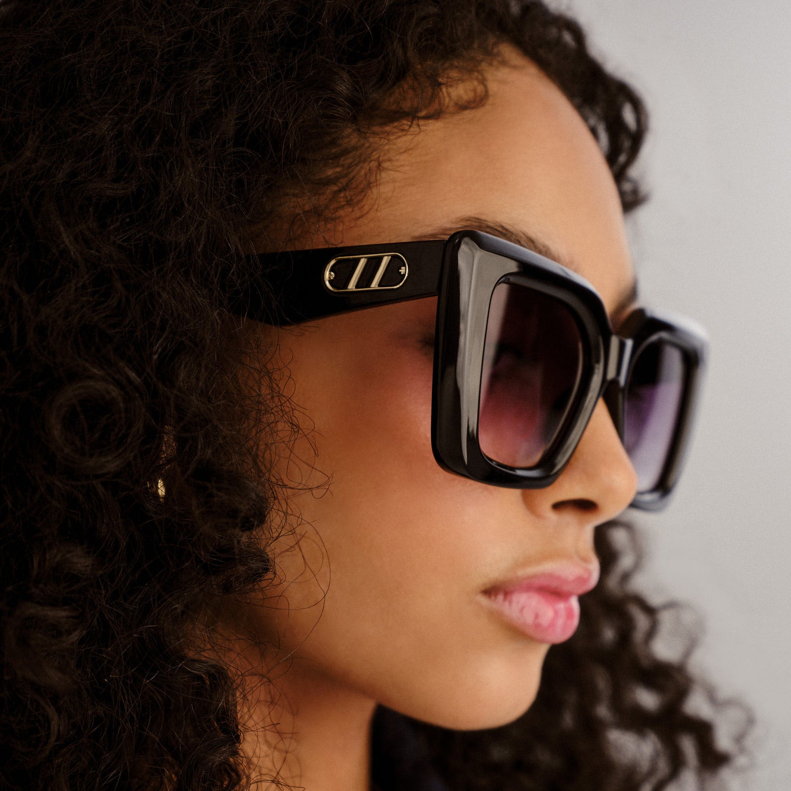 Unimaginable Black Female Square Sunglasses | Le Specs