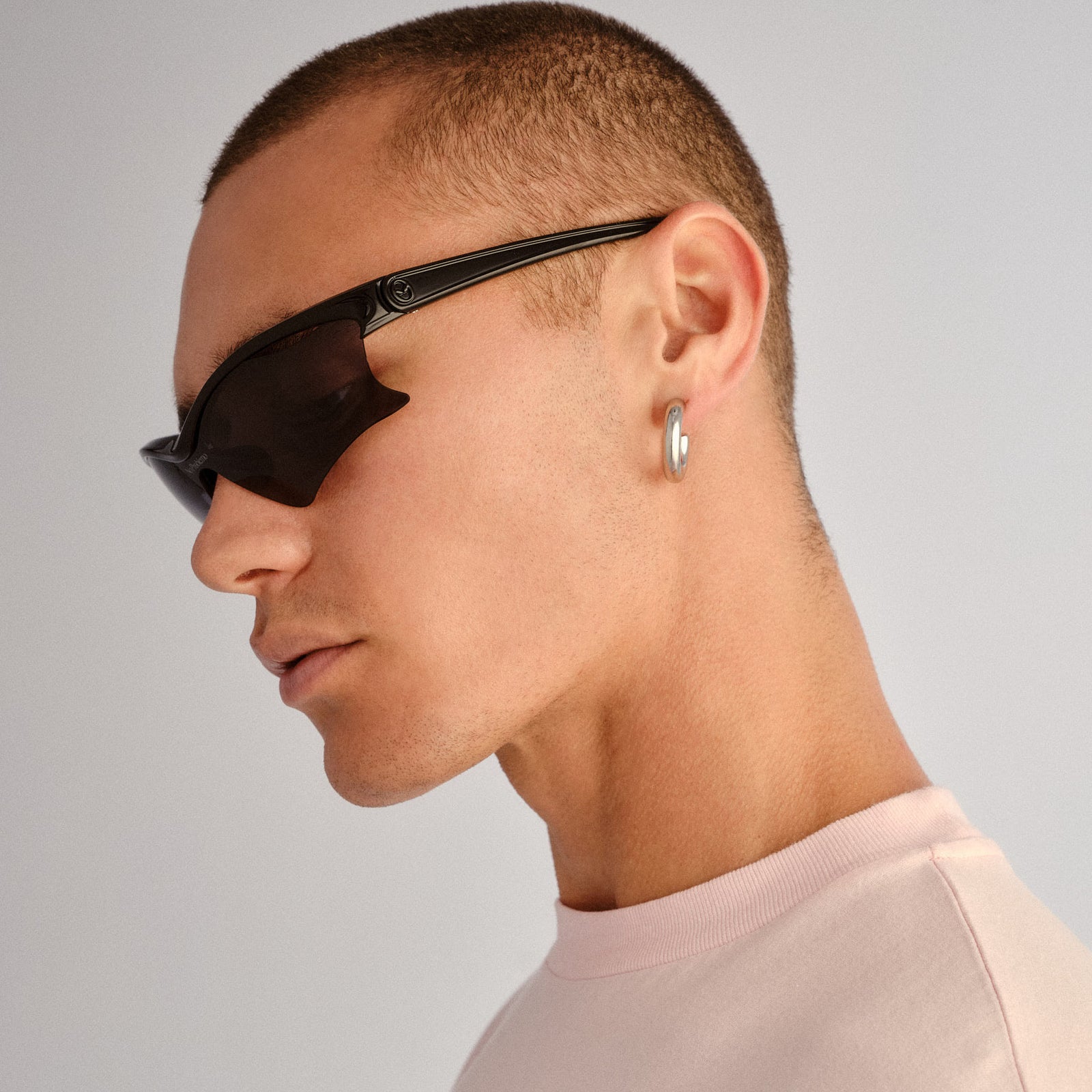 Pluto Black Uni-Sex Shield Sunglasses | Le Specs