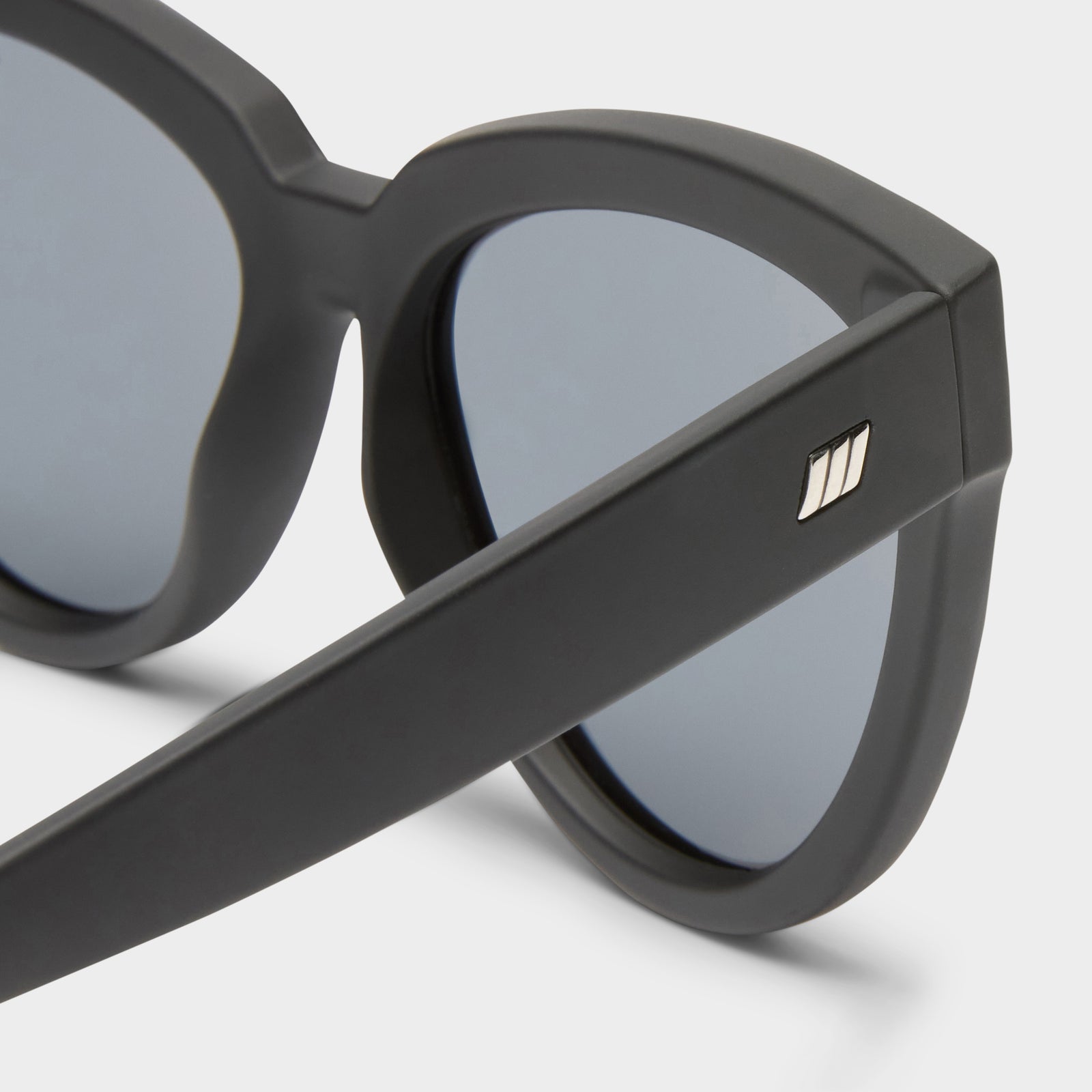 Liar Lair Black Rubber Female Cat-Eye Sunglasses | Le Specs