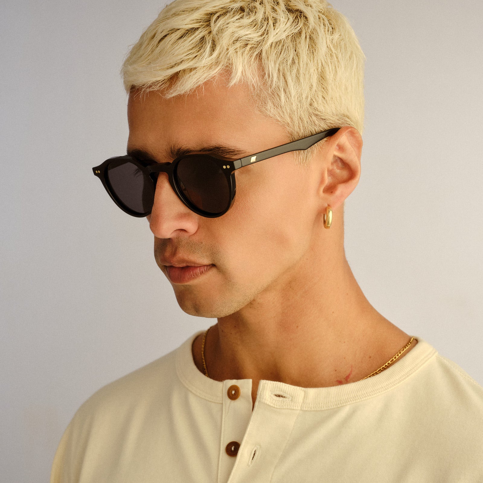 Galavant Black Uni-Sex Round Sunglasses | Le Specs