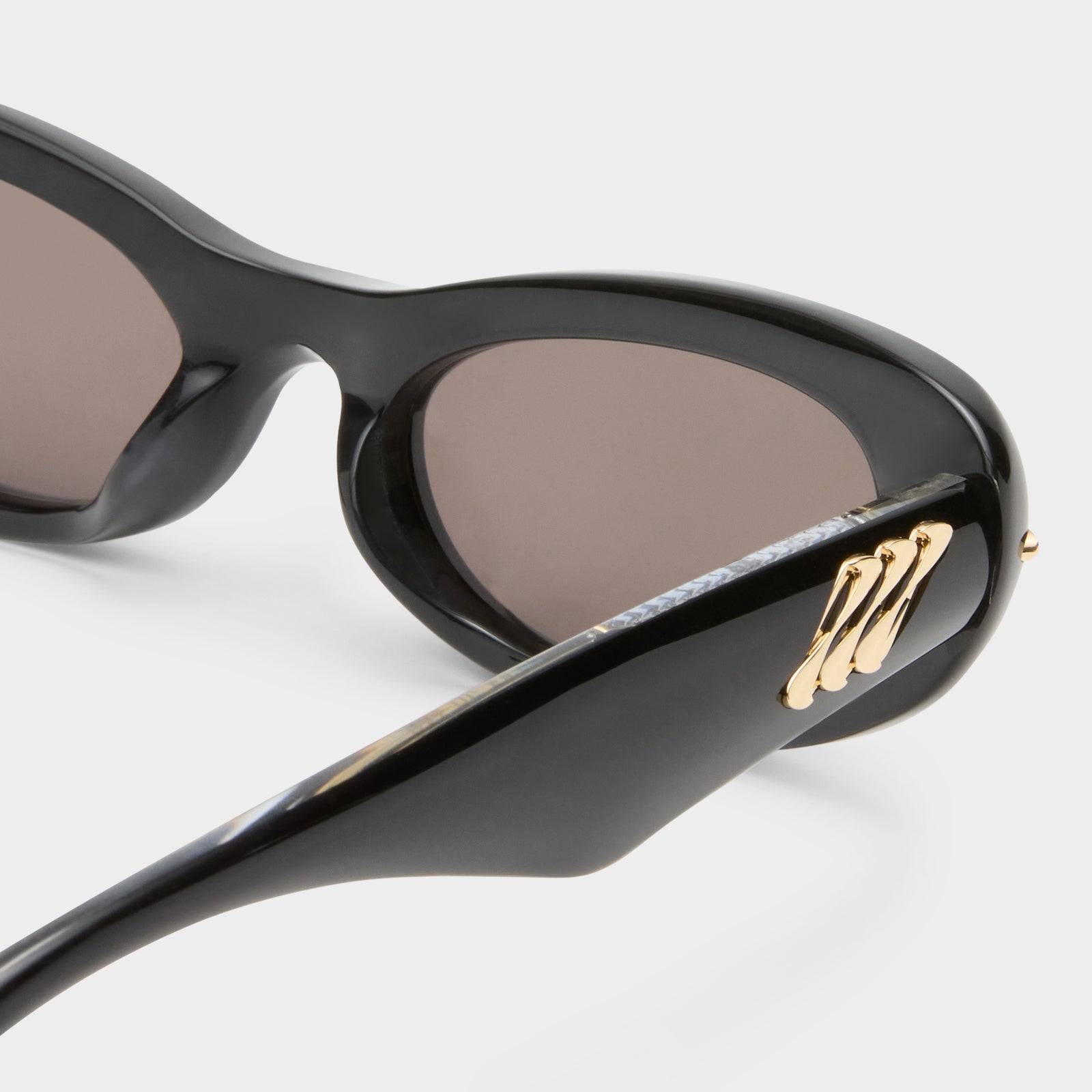 Numero Uno Obsidian Black Female Oval Sunglasses | Le Specs