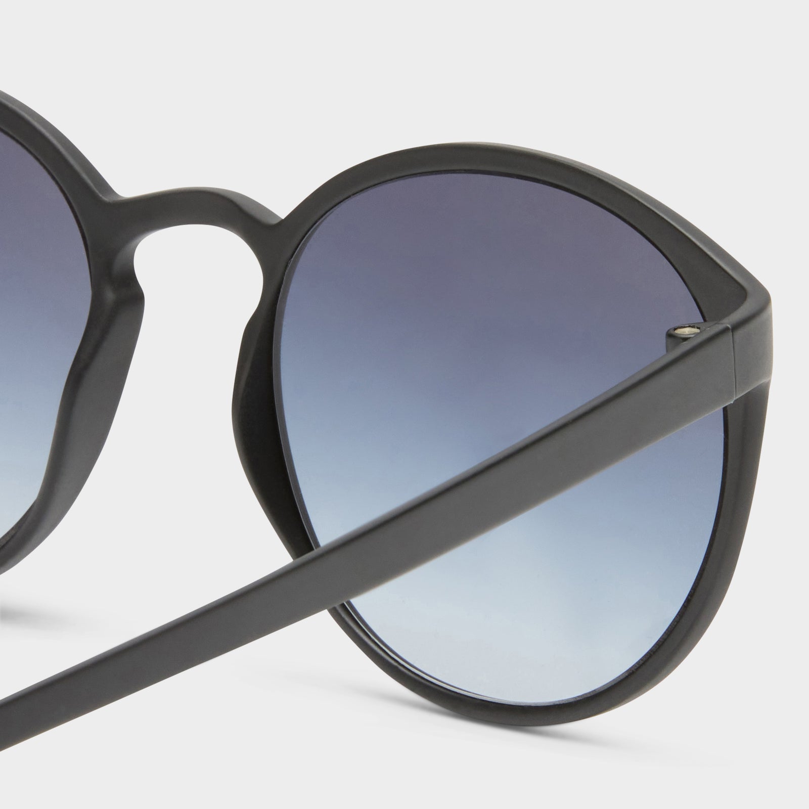 Swizzle Matte Black Uni-Sex Round Sunglasses | Le Specs
