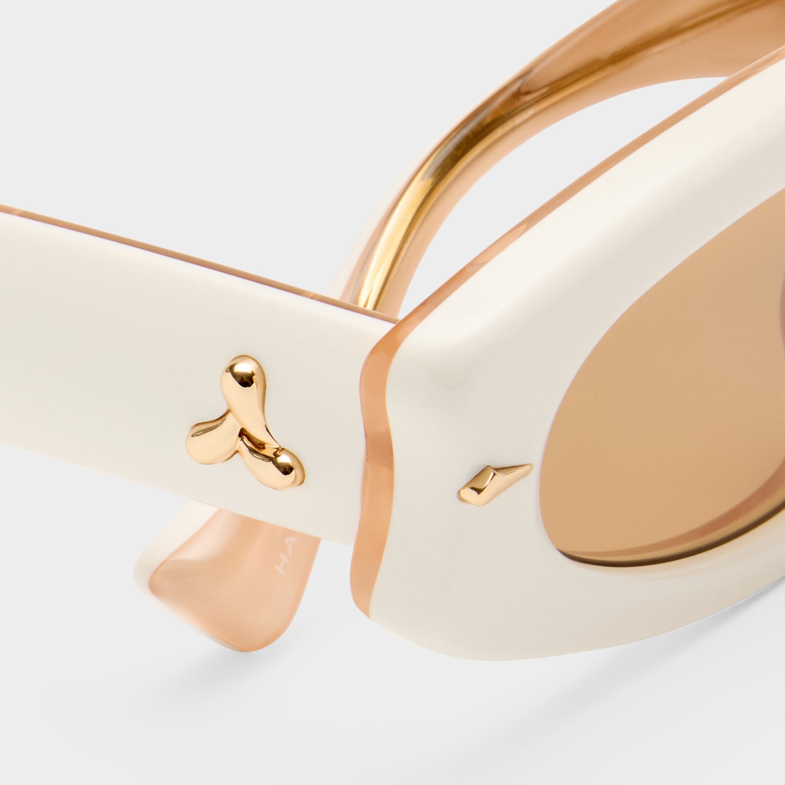 Lunar Ecru Female Oval Sunglasses | Le Specs
