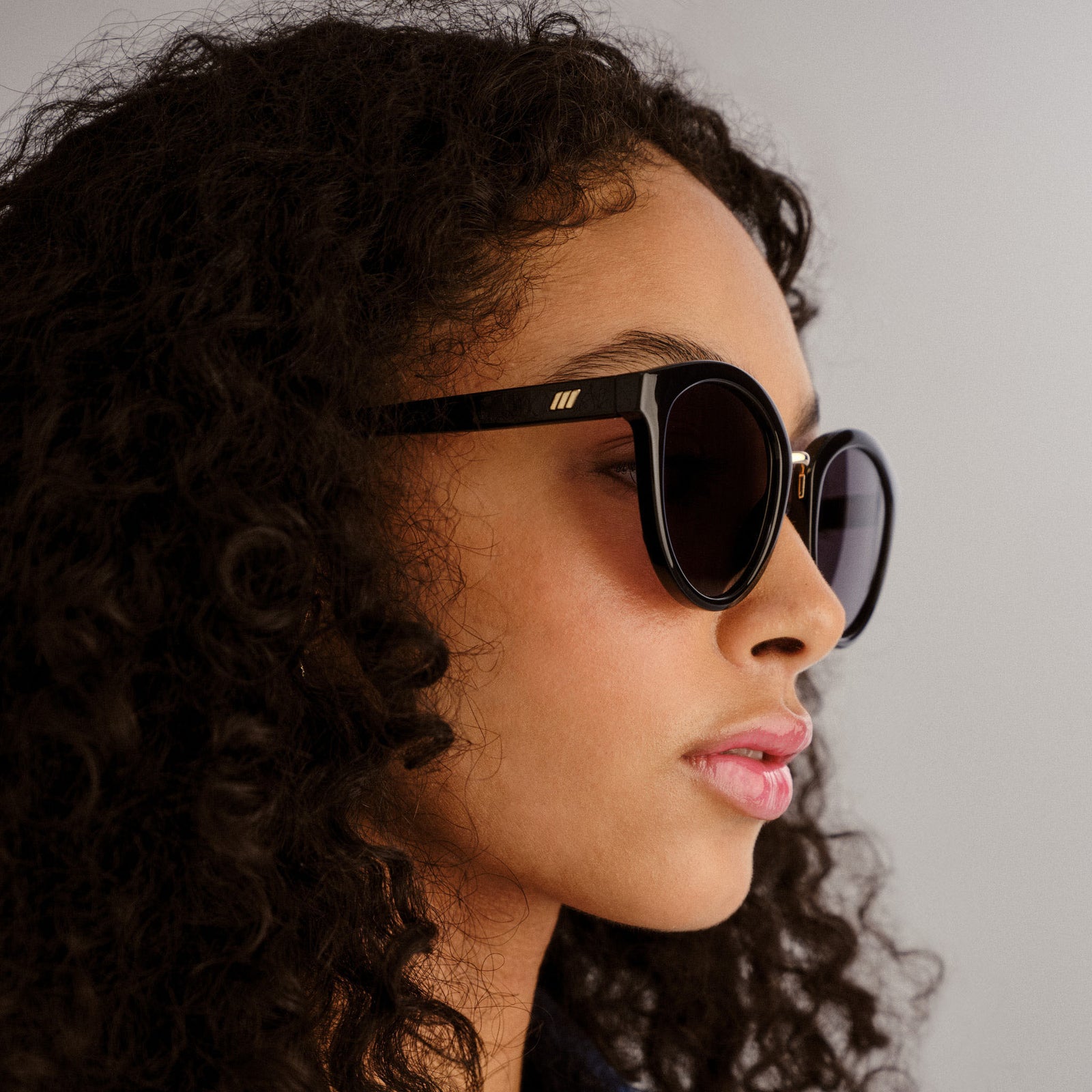 Influx Black Female Round Sunglasses | Le Specs
