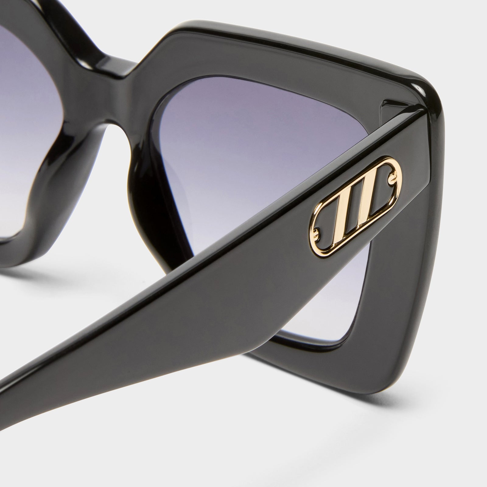 Unimaginable Black Female Square Sunglasses | Le Specs