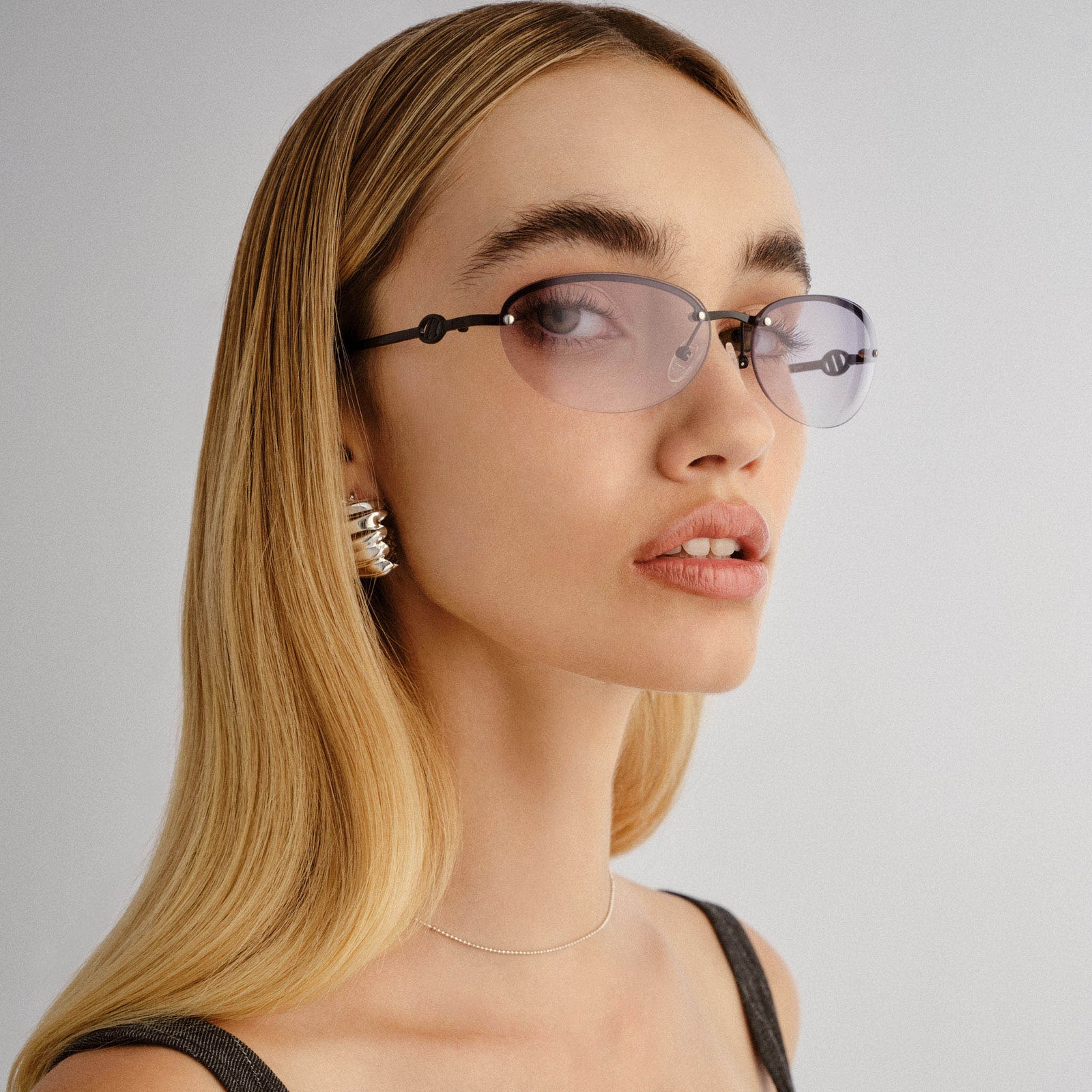 Slinky Black Female Oval Sunglasses | Le Specs